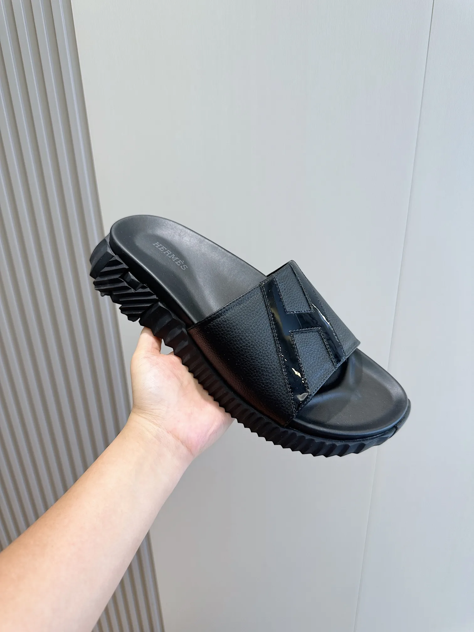 [HERMÈS] Top men's shoes 💰: 340💰 Size: 39-44 (38.45 46 custom-made) Herme*H Home Hermès Men's Sandals and Slippers - Original Replica Purchase the original version and make it one to one, the outsole is privately modeled, and the outsole color corresponding to each color is the same as the original version. Come to those who know the stuff 💪 The ultra-light soles are designed in contrasting colors, and they feel so comfortable on your feet! Calfskin, cowhide feet, private mold outsole.